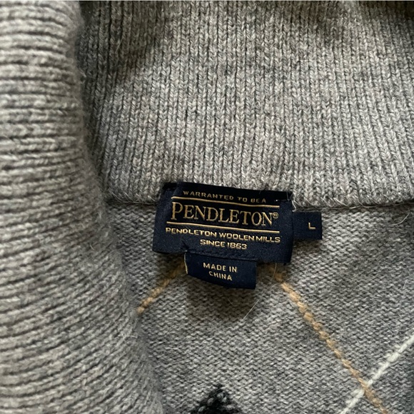 Pendleton classic grey argyle sweater. Size large. 100% wool. - Picture 2 of 3